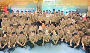 Gambar. Gubernur Jatim, Khofifah Indar Parawansa bersama peserta DiLA mengajak photo bersama setelah acara selesai.