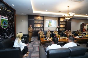 Pj Wali Kota Batu, Aries Agung Paewai menandatangani perjanjian bersama Branch Manager PT Taspen Persero, Kuspriani. (29/1/24).