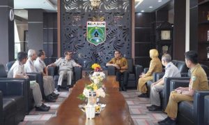 Gambar. Pj Wali Kota Batu, Aries Agung Paewai terima 40 sertifikat dari Kepala Kantor Pertanahan, Kresr Fitriansyah. (30/1/24).