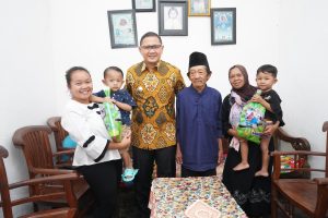Gambar. Pj Wali Kota Batu, Aries Agung Paewai sambang warga miskin. (30/1/24).