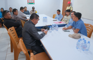 Ketua DPRD Buton Tengah, Bobi Ertanto, S.Pd.,MH saat menyampaikan beberapa hal dalam forum rapat bersama sejumlah instansi dengan PT. AHB, Senin (15/1/2024). Foto : IST