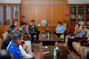 Gambar : Sekretaris Kabupaten Buteng, H. Kostantinus Bukide, Pj Bupati Buteng, Andi Muhammad Yusuf, Rektor UGM, Ova Emilia, dan Ketua DPRD Buteng, Bobi Ertanto membahas kerja sama di bidang pendidikan, pariwisata, kelautan, dan pertambangan, Jumat (23/2/2024). Foto : Diskominfo Buteng