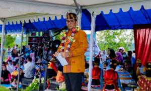 Pj. Bupati Buton Tengah Andi Muhammad Yusuf pada acara adat Bongkana Tau di kelurahan Bombonawulu. Foto : IST