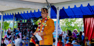 Pj. Bupati Buton Tengah Andi Muhammad Yusuf pada acara adat Bongkana Tau di kelurahan Bombonawulu. Foto : IST