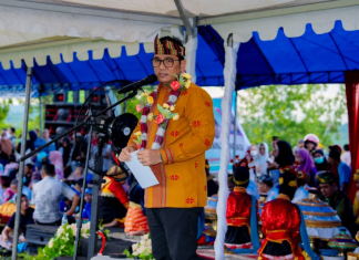Pj. Bupati Buton Tengah Andi Muhammad Yusuf pada acara adat Bongkana Tau di kelurahan Bombonawulu. Foto : IST