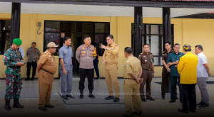 Ketua DPRD Buton Tengah, Bobi Ertanto, S.Pd., MH usai melakukan penandatanganan Pencanangan Pembangunan zona integritas menuju WBK dan WBBM Polres Buteng. Foto : IST/Adin