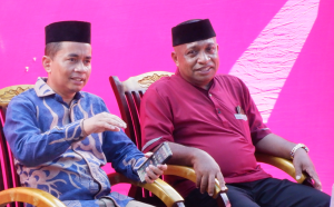 Suharman, S.Pd., M.Si, Ketua DPD Nasdem Kabupaten Buton Tengah (Kemeja Biru) yang juga menjabat Wakil Ketua DPRD Kabupaten Buton Tengah. Foto : IST