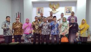 DPRD Buton Tengah saat melaksanakan kunjungan kerja di DPRD Kabupaten Bekasi. Foto : IST