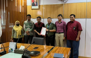 Ketua DPRD Buton Tengah Bobi Ertanto (Kemeja Hitam Motif Merah) bersama anggota saat melakukan kunjungan di GM PLN UID Sulselrabar Bantu Wujudkan EBT/PLTS Kawasan 3T, Kamis (21/3/2024). Foto Istimewa