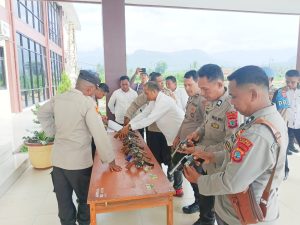 Kapolres Boltim Didampingi Wakapolres Pimpin Pengecekan Senpi Dinas Personel