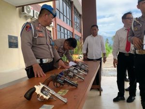 Kapolres Boltim Didampingi Wakapolres Pimpin Pengecekan Senpi Dinas Personel