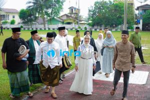 Ellya Rosa Siregar Shalat Ied di Lapangan Ikabina Rantauprapat bersama Keluarga dan Masyarakat Labuhanbatu