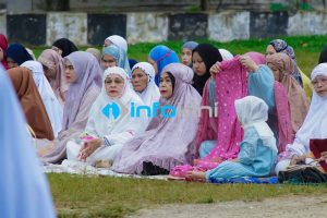 Ellya Rosa Siregar Shalat Ied di Lapangan Ikabina Rantauprapat bersama Keluarga dan Masyarakat Labuhanbatu