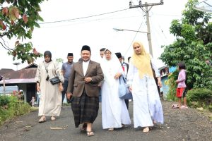 Bupati Tapsel dan Keluarga Laksanakan Salat Idul Adha Bersama Warga Tanjung Dolok