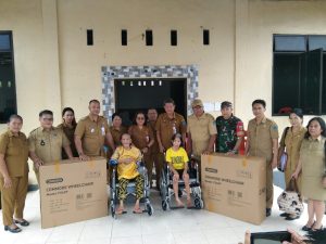 Wujud Kepedulian Terhadap Warga Binaan, Babinsa Mapanget Dampingi Penyerahan Bantuan Kursi Roda Kepada Penyandang Disabilitas