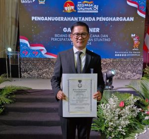 Bupati Minahasa Utara Joune Ganda Terima Penghargaan Manggala Karya Kencana dari BKKBN
