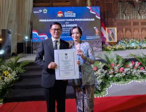 Bupati Minahasa Utara Joune Ganda Terima Penghargaan Manggala Karya Kencana dari BKKBN