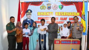 Sambut Hari Bhayangkara ke-78, Kapolres Pekalongan Beri Alat Bantu ke Penyandang Disabilitas dan Gelar Pengobatan Gratis