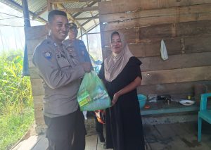 Sat Binmas Polres Touna Bagikan Sembako pada Warga Kurang Mampu