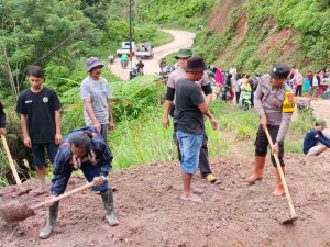 Polsek Modayag Bersama Pemdes Lanud, Badaro Serta Masyarakat Lakukan Kerja Bhakti Jalan Trans Modayag-Badaro