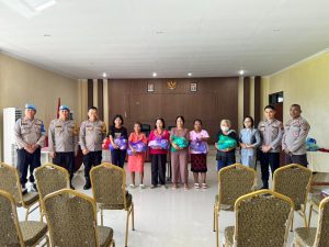 Binrohtal Polres Boltim Berikan Bansos kepada Korban Kebakaran di Tutuyan