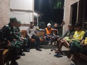 Patroli Malam, Salah Satu Upaya Babinsa dan Bhabinkamtibmas Jaga Kondusifitas Desa Binaan