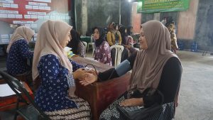 Antusias Masyarakat Ikuti Pelayanan KB Gratis di Lokasi TMMD Reguler ke-121 Desa Pacet