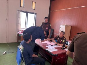 Polda Sulteng Serahkan Kurir Sabu 15 Kg Ke Kejari Palu, Warga Marawola