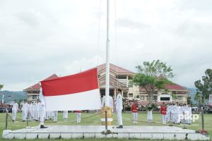 Bupati Bolmong Jusnan Mokoginta Kembali Pimpin Upacara Penurunan Bendera Merah Putih