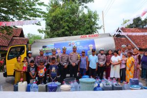Satlantas Polres Pekalongan Salurkan Bantuan 28 Ribu Liter Air untuk Warga Kesesi yang Kesulitan Air Bersih