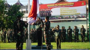 Dandim 0736/Batang Bacakan Amanat Pangdam IV/Diponegoro dalam Upacara Bendera 17-an