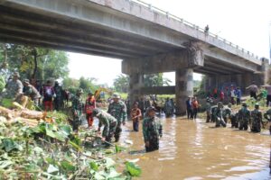 Prajurit Kodim 0736, Polres, dan Warga Normalisasi Sungai Mlangi Sambut HUT TNI ke-79