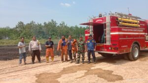 Gerak Cepat Petugas Kepolisian Bersama Damkar Kabupaten Pekalongan Atasi Kebakaran Lahan Kosong di Desa Gejlig