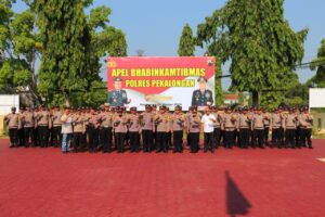 Wakapolres Pekalongan Serahkan 70 Rompi Anti Sayat dan 60 Senter kepada para Bhabinkamtibmas