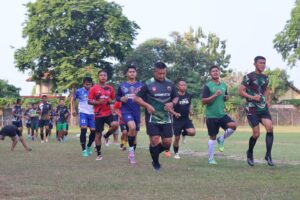 Dandim Batang Latih Fisik para Pemain Sepak Bola Kombat FC