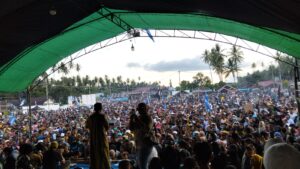 Lapangan Kayumoyondi hingga Jalan Trans Dipadati Ribuan Massa Oppo-Argo
