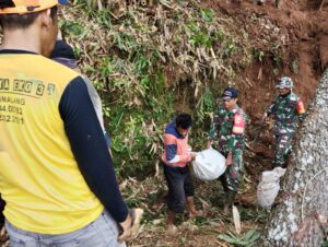Peringati Hari Juang TNI AD, Koramil Wonotunggal Gelar Karya Bhakti Bersihkan Saluran Air dari Longsoran Tanah