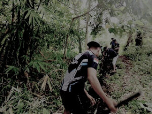 Foto : Satgas TMMD bersama Masyarakat dalam pemasangan Pipanisasi penyaluran air bersih