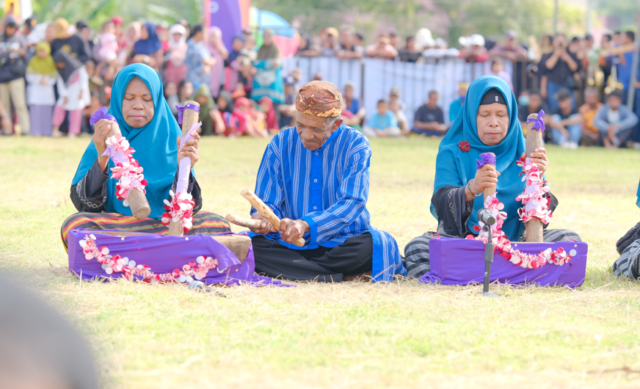 Kadeku adalah seni bunyi dari lesung dan anak lesung yang dimainkan para petani Rumpun Bombonawulu. Foto : IST Kadeku adalah seni bunyi dari lesung dan anak lesung yang dimainkan para petani Rumpun Bombonawulu. Foto : IST