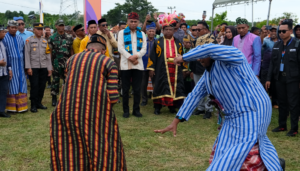 Sambutan Masyarakat Rumpun Ombonowulu kepada Penjabat (Pj) Bupati Buton Tengah, Kostantinus Bukide, yang secara resmi membuka Ritual Adat Bongka’a Tau Tahun 2025. Foto : IST