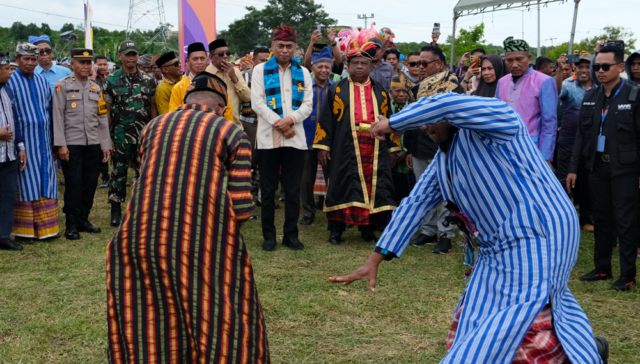 Sambutan Masyarakat Rumpun Ombonowulu kepada Penjabat (Pj) Bupati Buton Tengah, Kostantinus Bukide, yang secara resmi membuka Ritual Adat Bongka’a Tau Tahun 2025. Foto : IST Sambutan Masyarakat Rumpun Ombonowulu kepada Penjabat (Pj) Bupati Buton Tengah, Kostantinus Bukide, yang secara resmi membuka Ritual Adat Bongka’a Tau Tahun 2025. Foto : IST