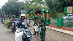 Koramil 08/Wonotunggal Bagi Nasi Kotak untuk Buka Puasa