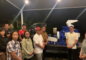Pemkab Minut Serahkan Mesin Pelele Plastik kepada Kelompok Masyarakat Desa Budo