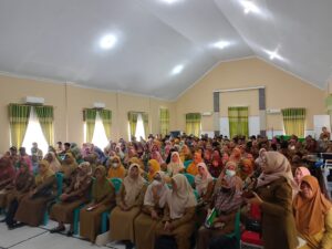 Kepsek SDN I Uekuli, Zaenab Lombo saat memberikan tanggapan pada kegiatan rakor