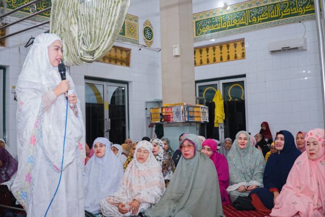 Sahur Bareng Bupati Maya Hasmita dengan Masyarakat di Masjid Agung Rantauprapat