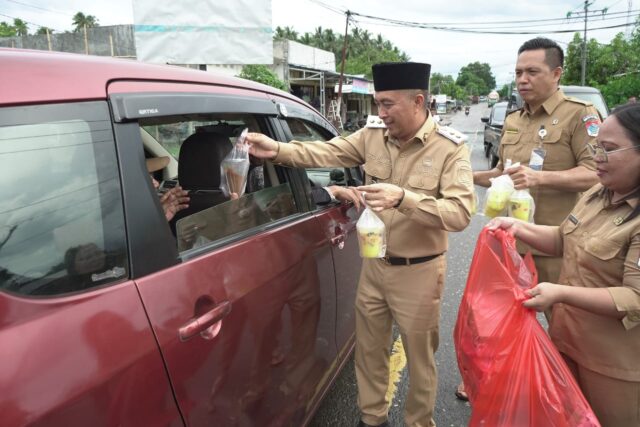 Bupati dan Wakil Bupati Boltim Bersama Pengurus Oikumene ASN Kristen, Berbagi Takjil