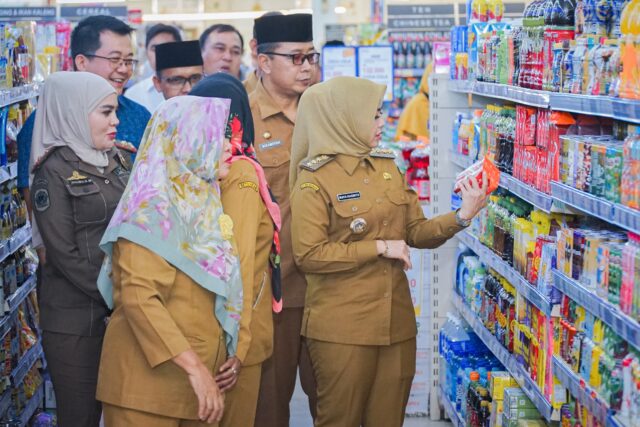 Jelang Lebaran, Bupati Labuhanbatu Tinjau Harga dan Stok Barang di Pasar Modern dan Pasar Tradisional