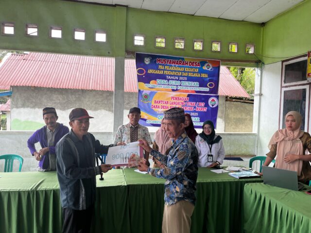 Gambar: Pembagian Bantuan Langsung Tunai Dana Desa (BLT-DD) Tahun Anggaran 2025 di Desa Suro Muncar Berjalan Lancar, (25/3/2025).