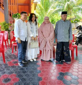 Mantan Wakil Bupati Touna, H.Jamal Juraedjo saat berpose bersama Wabup Hj.Surya bersama Pendeta di acara Open House, Senin 31 Maret 2025