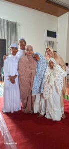 Wakil Ketua DPRD Touna Jafar M.Amin saat bersama Wakil Bupati Touna, Hj.Surya,S.Sos,M.Si melakukan silaturahmi dirumah kediaman mantan bupati Mohammad Lahay, Senin 31 Maret 2025